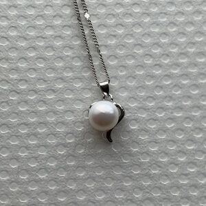 NWOT Freshwater Cultured Pearl "Leeza" Pendant / White